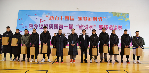 11陜外經(jīng)貿(mào)集團黨委書記、董事長肖玉龍為第一名獲獎隊頒獎_副本.jpg